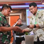 Tim Advokasi untuk Demokrasi (TAUD) yang merupakan kuasa hukum aktivis KontraS Andrie Yunus, Alif Fauzi Nurwidiastomo (kanan) menyerahkan surat penolakan menghadiri sidang ke Sekretaris Pengadilan Militer II-08 Jakarta Mayor Laut (H) Sukadar (kiri) di Pengadilan Militer II-08 Jakarta, Senin (11/5/2026). Andrie YunusÂ melalui TAUD menyerahkan surat ke Pengadilan Militer II-08 Jakarta untuk menyampaikan penolakannya hadir di persidangan kasus dugaan penyiraman air keras oleh anggota TNI yang akan digelar pada 13 Mei 2026.