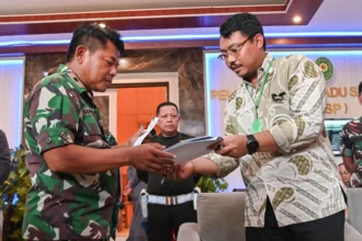 Tim Advokasi untuk Demokrasi (TAUD) yang merupakan kuasa hukum aktivis KontraS Andrie Yunus, Alif Fauzi Nurwidiastomo (kanan) menyerahkan surat penolakan menghadiri sidang ke Sekretaris Pengadilan Militer II-08 Jakarta Mayor Laut (H) Sukadar (kiri) di Pengadilan Militer II-08 Jakarta, Senin (11/5/2026). Andrie YunusÂ melalui TAUD menyerahkan surat ke Pengadilan Militer II-08 Jakarta untuk menyampaikan penolakannya hadir di persidangan kasus dugaan penyiraman air keras oleh anggota TNI yang akan digelar pada 13 Mei 2026.