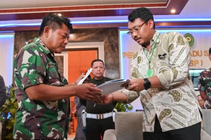 Tim Advokasi untuk Demokrasi (TAUD) yang merupakan kuasa hukum aktivis KontraS Andrie Yunus, Alif Fauzi Nurwidiastomo (kanan) menyerahkan surat penolakan menghadiri sidang ke Sekretaris Pengadilan Militer II-08 Jakarta Mayor Laut (H) Sukadar (kiri) di Pengadilan Militer II-08 Jakarta, Senin (11/5/2026). Andrie YunusÂ melalui TAUD menyerahkan surat ke Pengadilan Militer II-08 Jakarta untuk menyampaikan penolakannya hadir di persidangan kasus dugaan penyiraman air keras oleh anggota TNI yang akan digelar pada 13 Mei 2026.