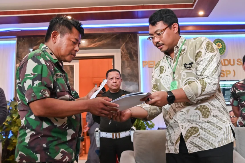 Tim Advokasi untuk Demokrasi (TAUD) yang merupakan kuasa hukum aktivis KontraS Andrie Yunus, Alif Fauzi Nurwidiastomo (kanan) menyerahkan surat penolakan menghadiri sidang ke Sekretaris Pengadilan Militer II-08 Jakarta Mayor Laut (H) Sukadar (kiri) di Pengadilan Militer II-08 Jakarta, Senin (11/5/2026). Andrie YunusÂ melalui TAUD menyerahkan surat ke Pengadilan Militer II-08 Jakarta untuk menyampaikan penolakannya hadir di persidangan kasus dugaan penyiraman air keras oleh anggota TNI yang akan digelar pada 13 Mei 2026.