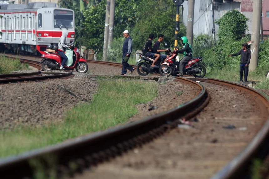 Pengendara sepeda motor melintas di perlintasan sebidang kereta api ,Bojonggede, Kabupaten Bogor, Jawa Barat, Rabu (29/4/2026). Berdasarkan data Direktorat Jenderal Perkeretaapian Kementerian Perhubungan, pada 2026 tercatat 40 kecelakaan di perlintasan sebidang, dengan 57,5 persen atau 23 kejadian terjadi di perlintasan tanpa palang pintu dan 42,5 persen atau 17 kejadian di perlintasan berpalang pintu.