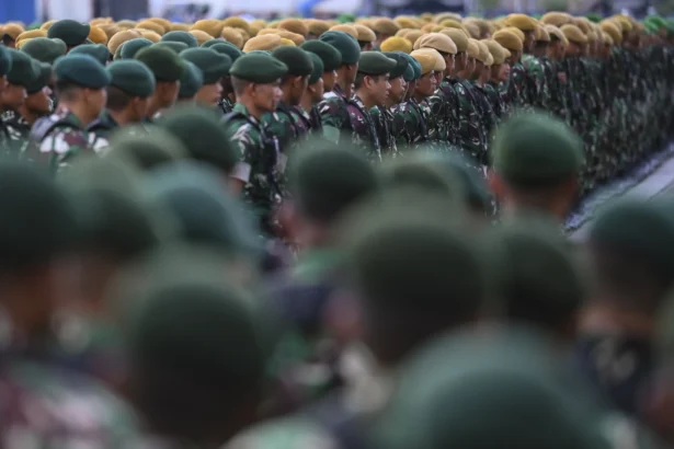 Personel TNI mengikuti apel kesiapan pasukan pengamanan peringatan Hari Buruh di kawasan Monas, Jakarta, Kamis (30/4/2026). Polda Metro Jaya bersama Kodam Jaya dan Pemprov DKI Jakarta menyiapkan 24.980 personel untuk pengamanan aksi Hari Buruh di Jakarta yang berpusat di kawasan Monas dan depan Gedung DPR/MPR.