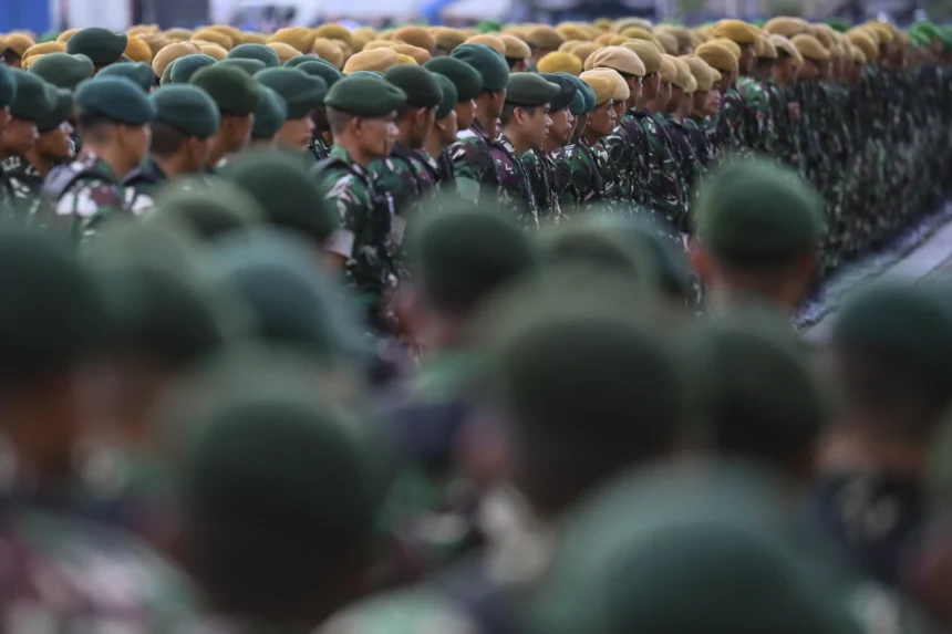 Personel TNI mengikuti apel kesiapan pasukan pengamanan peringatan Hari Buruh di kawasan Monas, Jakarta, Kamis (30/4/2026). Polda Metro Jaya bersama Kodam Jaya dan Pemprov DKI Jakarta menyiapkan 24.980 personel untuk pengamanan aksi Hari Buruh di Jakarta yang berpusat di kawasan Monas dan depan Gedung DPR/MPR.