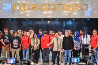 Wakil Ketua DPR Sufmi Dasco Ahmad (kelima kanan) bersama Wakil Ketua DPR Saan Mustopa (keempat kanan) memberikan keterangan pers usai memimpin audiensi bersama Aliansi Gerakan Buruh Bersama Rakyat (Gebrak) di Kompleks Parlemen, Senayan, Jakarta. (Sumber: Antara Foto/Rivan Awal Lingga/nz)