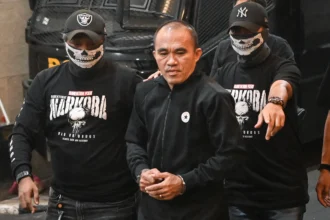 Petugas mengawal mantan Kasatresnarkoba Polres Kutai Barat AKP Deky Jonatan Sasiang (kanan) setibanya di Bareskrim Polri, di Jakarta, Senin (18/5/2026). Direktorat Tindak Pidana Narkoba (Dittipidnarkoba) Bareskrim Polri menangkap mantan Kasatresnarkoba Polres Kutai Barat, Kalimantan Timur itu terkait dugaan tindak pidana pencucian uang dan terlibat dalam jaringan peredaran narkoba.