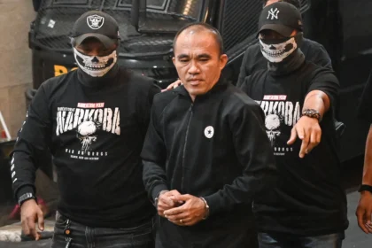 Petugas mengawal mantan Kasatresnarkoba Polres Kutai Barat AKP Deky Jonatan Sasiang (kanan) setibanya di Bareskrim Polri, di Jakarta, Senin (18/5/2026). Direktorat Tindak Pidana Narkoba (Dittipidnarkoba) Bareskrim Polri menangkap mantan Kasatresnarkoba Polres Kutai Barat, Kalimantan Timur itu terkait dugaan tindak pidana pencucian uang dan terlibat dalam jaringan peredaran narkoba.
