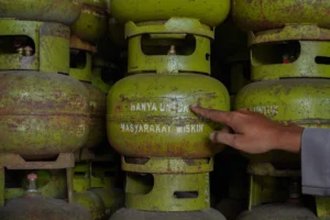 Tumpukan tabung gas elpiji 3 kg di Lumajang, Jawa Timur. (Sumber: Antara Foto/Irfan Sumanjaya/wsj)
