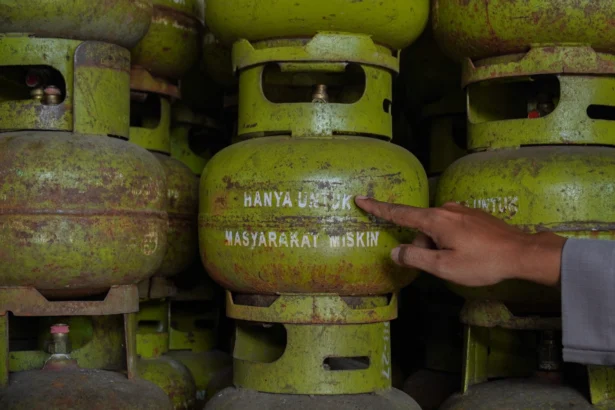 Tumpukan tabung gas elpiji 3 kg di Lumajang, Jawa Timur. (Sumber: Antara Foto/Irfan Sumanjaya/wsj)