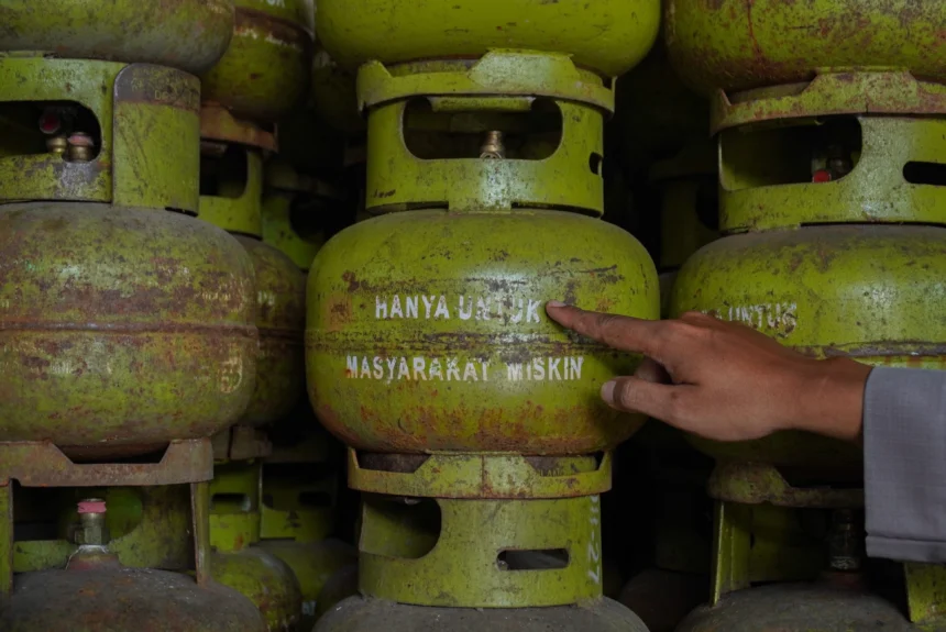Tumpukan tabung gas elpiji 3 kg di Lumajang, Jawa Timur. (Sumber: Antara Foto/Irfan Sumanjaya/wsj)