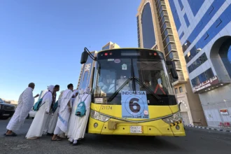 Jamaah calon haji menaiki bus Shalawat di Syisyah untuk menuju Masjidil Haram, di Makkah, Arab Saudi, Jumat (1/5/2026). Kementerian Haji dan Umrah mengoperasikan sebanyak 452 unit bus Shalawat untuk melayani jamaah calon haji Indonesia di Makkah selama 24 jam penuh mencakup 21 rute dari hotel menuju Masjidil Haram melalui tiga terminal utama Ajyad, Jabal Ka'bah, dan Syib Amir. (ANTARA FOTO/Citro Atmoko)
