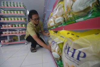 Pengurus koperasi menata ketersediaan beras SPHP di gerai Koperasi Desa/Kelurahan Merah Putih (KDKMP) Bogem, Bayat, Klaten, Jawa Tengah, Senin (18/5/2026).