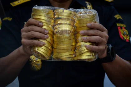 Personel Ditjen Bea dan Cukai Kementerian Keuangan menunjukkan barang bukti gelang emas saat konferensi pers penindakan ekspor ilegal emas dan perhiasan di Jakarta. (Sumber: Antara Foto/Putra M. Akbar/wsj)
