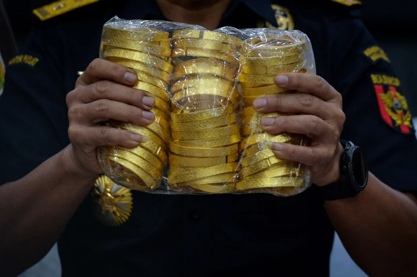 Personel Ditjen Bea dan Cukai Kementerian Keuangan menunjukkan barang bukti gelang emas saat konferensi pers penindakan ekspor ilegal emas dan perhiasan di Jakarta. (Sumber: Antara Foto/Putra M. Akbar/wsj)