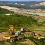 Sejumlah truk pengangkut batu bara parkir di area pertambangan yang berada di kawasan Kutai Kertanegara, Kalimantan Timur, Rabu (22/4/2026). Kementerian Energi dan Sumber Daya Mineral (ESDM) menetapkan harga batu bara acuan (HBA) periode kedua April 2026 naik menjadi 103.43 dolar AS per ton dari 99.87 dolar AS per ton pada periode pertama April 2026.