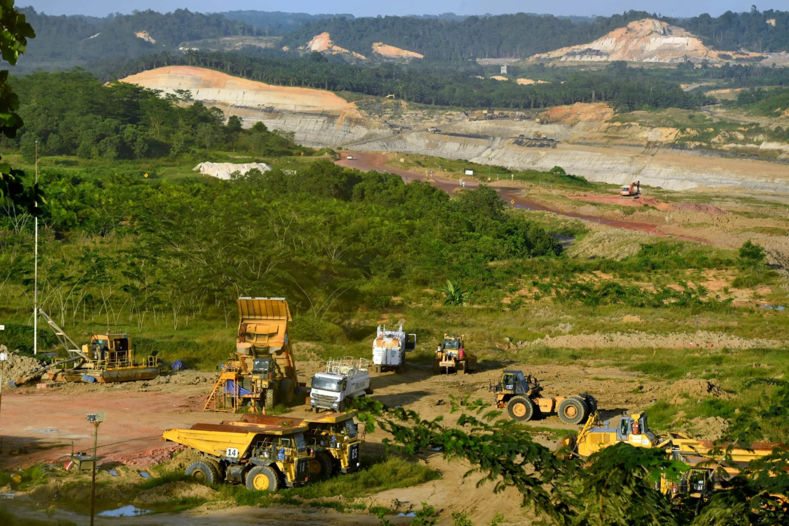 Sejumlah truk pengangkut batu bara parkir di area pertambangan yang berada di kawasan Kutai Kertanegara, Kalimantan Timur, Rabu (22/4/2026). Kementerian Energi dan Sumber Daya Mineral (ESDM) menetapkan harga batu bara acuan (HBA) periode kedua April 2026 naik menjadi 103.43 dolar AS per ton dari 99.87 dolar AS per ton pada periode pertama April 2026.