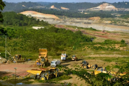 Sejumlah truk pengangkut batu bara parkir di area pertambangan yang berada di kawasan Kutai Kertanegara, Kalimantan Timur, Rabu (22/4/2026). Kementerian Energi dan Sumber Daya Mineral (ESDM) menetapkan harga batu bara acuan (HBA) periode kedua April 2026 naik menjadi 103.43 dolar AS per ton dari 99.87 dolar AS per ton pada periode pertama April 2026.