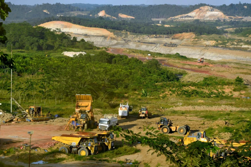 Sejumlah truk pengangkut batu bara parkir di area pertambangan yang berada di kawasan Kutai Kertanegara, Kalimantan Timur, Rabu (22/4/2026). Kementerian Energi dan Sumber Daya Mineral (ESDM) menetapkan harga batu bara acuan (HBA) periode kedua April 2026 naik menjadi 103.43 dolar AS per ton dari 99.87 dolar AS per ton pada periode pertama April 2026.