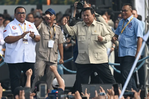 Presiden Prabowo Subianto (kedua kanan) didampingi Mensesneg Prasetyo Hadi (kedua kiri), Presiden Konfederasi Serikat Pekerja Seluruh Indonesia (KSPSI), Andi Gani Nena Wea (kiri), dan Ketua Umum KSPSI Jumhur Hidayat (kanan) menyapa massa buruh dalam peringatan Hari Buruh Internasional atau May Day 2026 di kawasan Monumen Nasional (Monas), Jakarta, Jumat (1/5/2026). Dalam May Day 2026 para buruh menuntut adanya pengesahan RUU Ketenagakerjaan, penghapusan outsourcing dan penolakan upah murah, hingga kekhawatiran terhadap dampak konflik global yang berpotensi memicu gelombang pemutusan hubungan kerja (PHK).