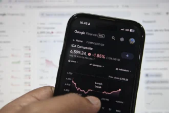 Warga mengamati grafik pergerakan Indeks Harga Saham Gabungan (IHSG) melalui ponsel pintar di Jakarta. (Sumber: Antara Foto/M Risyal Hidayat/kye)