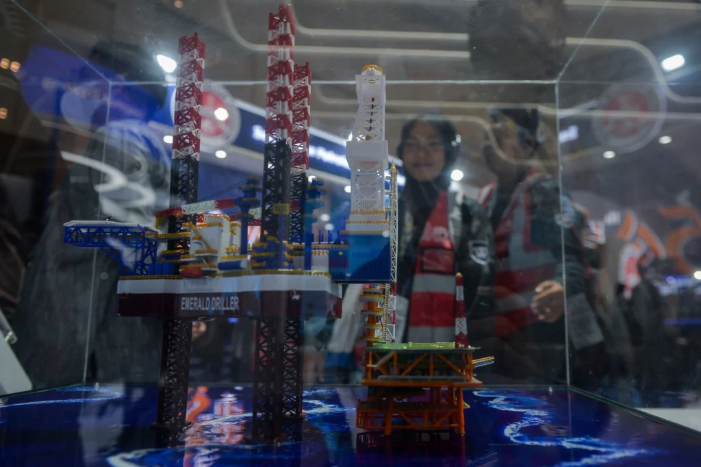 Pengunjung melihat miniatur kilang minyak lepas pantai pada acara Indonesian Petroleum Association Convention and Exhibition (IPA Convex) 2026 di ICE BSD, Kabupaten Tangerang, Banten. (Sumber: Antara Foto/Putra M. Akbar/sgd)