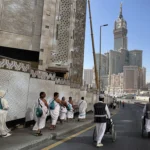 Petugas pendorong kursi roda melayani jamaah calon haji Indonesia menuju Masjidil Haram di Makkah, Arab Saudi