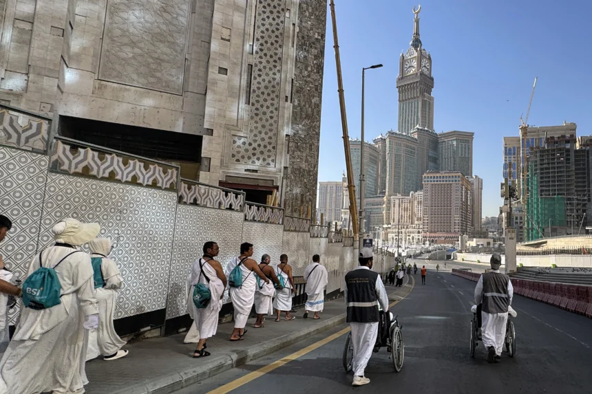 Petugas pendorong kursi roda melayani jamaah calon haji Indonesia menuju Masjidil Haram di Makkah, Arab Saudi