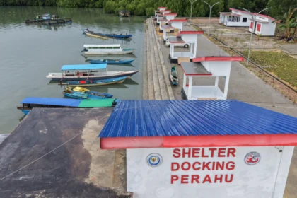 Foto udara sejumlah perahu nelayan bersandar di dermaga kawasan Kampung Nelayan Merah Putih (KNMP) Sorue Jaya, Kecamatan Soropia, Kabupaten Konawe, Sulawesi Tenggara, Rabu (6/5/2026). Pembangunan Kampung Nelayan Merah Putih di wilayah itu telah rampung 100 persen dan seluruh sarana dan prasarana utama telah siap dimanfaatkan untuk menunjang aktivitas nelayan serta mendukung penguatan ekonomi masyarakat pesisir.