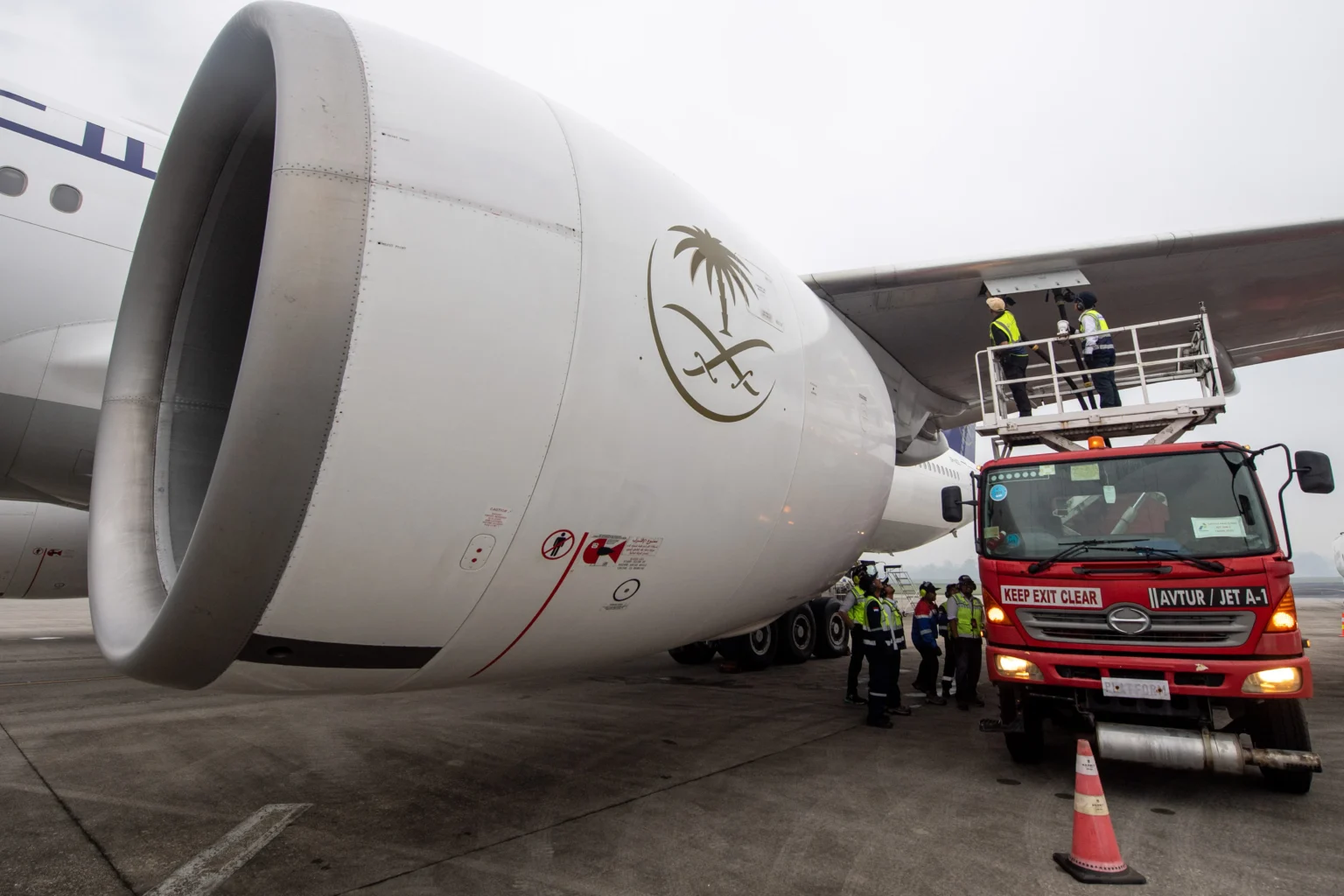 Petugas mengisi avtur ke pesawat Boeing 777-31H(ER) dengan nomor penerbangan SV5103 milik maskapai penerbangan Saudia di Bandara Internasional Sultan Mahmud Baddarudin (SMB) II Palembang