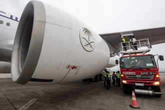 Petugas mengisi avtur ke pesawat Boeing 777-31H(ER) dengan nomor penerbangan SV5103 milik maskapai penerbangan Saudia di Bandara Internasional Sultan Mahmud Baddarudin (SMB) II Palembang