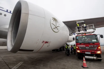 Petugas mengisi avtur ke pesawat Boeing 777-31H(ER) dengan nomor penerbangan SV5103 milik maskapai penerbangan Saudia di Bandara Internasional Sultan Mahmud Baddarudin (SMB) II Palembang