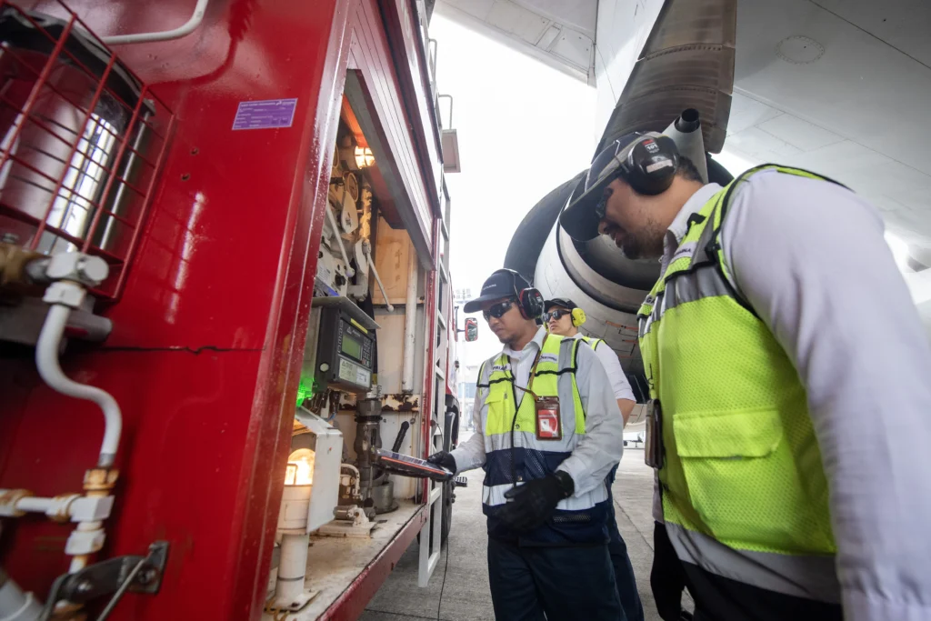 Petugas mengisi avtur ke pesawat Boeing 777-31H(ER) dengan nomor penerbangan SV5103 milik maskapai penerbangan Saudia di Bandara Internasional Sultan Mahmud Baddarudin (SMB) II Palembang
