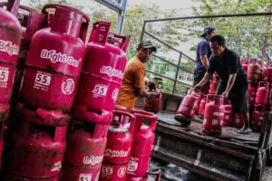 Pekerja menurunkan tabung elpiji di salah satu pangkalan di Palangka Raya, Kalimantan Tengah
