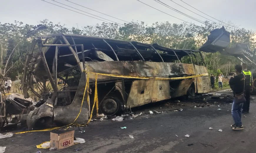 Warga mengamati bangkai bus PO ALS yang terbakar di Jalan Lintas Sumatera, Kecamatan Karang Jaya, kabupaten Musi Rawas Utara (Muratara), Sumatera Selatan. (Sumber: Antara Foto/BPBD Kabupaten Muratara)