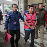 Penyidik Kejaksaan Agung mengawal Ketua Ombudsman RI 2026 - 2031 Hery Susanto (kedua kanan) seusai menjalani pemeriksaan dan penetapan tersangka di Gedung Bundar Jampidsus Kejaksaan Agung, Jakarta, Kamis (16/4/2026). Kejaksaan Agung menetapkan Ketua Ombudsman RI Hery Susanto sebagai tersangka dalam kasus korupsi tata kelola usaha pertambangan nikel di wilayah Sulawesi Utara.