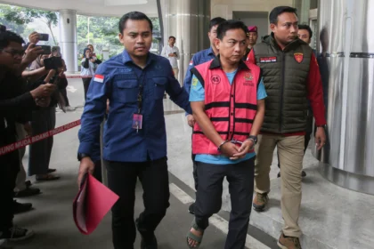 Penyidik Kejaksaan Agung mengawal Ketua Ombudsman RI 2026 - 2031 Hery Susanto (kedua kanan) seusai menjalani pemeriksaan dan penetapan tersangka di Gedung Bundar Jampidsus Kejaksaan Agung, Jakarta, Kamis (16/4/2026). Kejaksaan Agung menetapkan Ketua Ombudsman RI Hery Susanto sebagai tersangka dalam kasus korupsi tata kelola usaha pertambangan nikel di wilayah Sulawesi Utara.