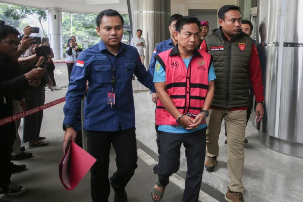 Penyidik Kejaksaan Agung mengawal Ketua Ombudsman RI 2026 - 2031 Hery Susanto (kedua kanan) seusai menjalani pemeriksaan dan penetapan tersangka di Gedung Bundar Jampidsus Kejaksaan Agung, Jakarta, Kamis (16/4/2026). Kejaksaan Agung menetapkan Ketua Ombudsman RI Hery Susanto sebagai tersangka dalam kasus korupsi tata kelola usaha pertambangan nikel di wilayah Sulawesi Utara.