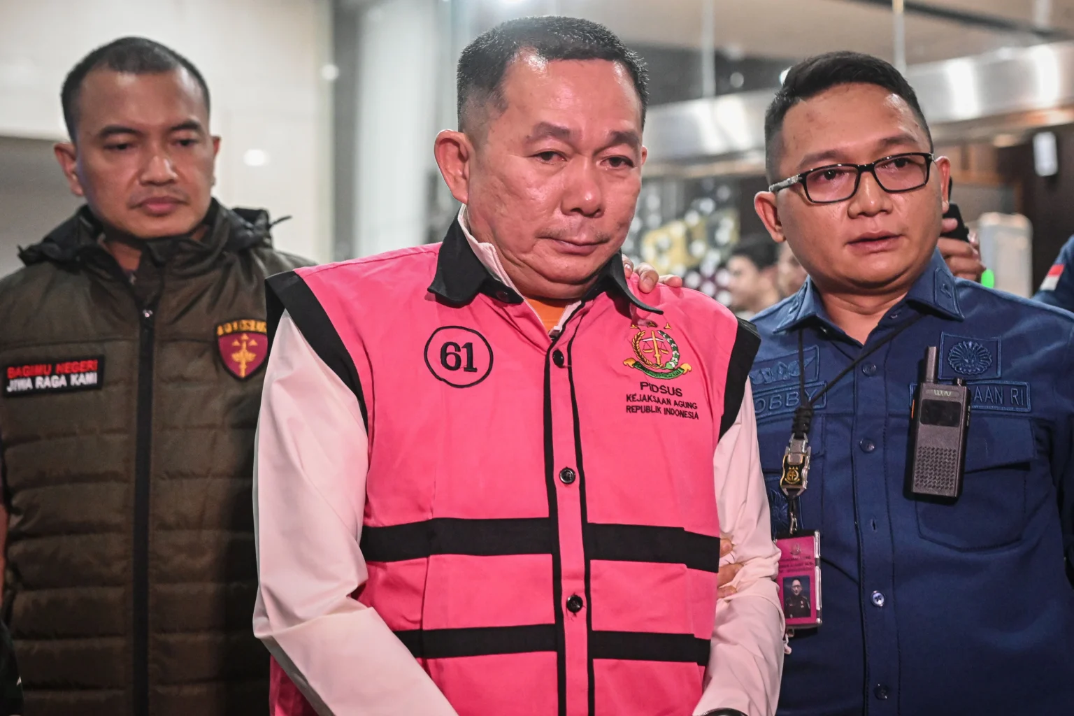 Tersangka kasus dugaan tindak pidana korupsi penyimpangan tata kelola izin usaha pertambangan (IUP) Sudianto (tengah) berjalan menuju mobil tahanan di Kejaksaan Agung, Jakarta, Kamis (21/5/2026). Kejaksaan Agung menetapkan pemilik Quality Sukses Sejahtera, Sudianto alias Aseng sebagai tersangka dalam kasus penyimpangan tata kelola izin usaha pertambangan (IUP) di Kalimantan Barat pada tahun 2017 sampai 2025.