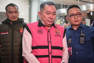 Tersangka kasus dugaan tindak pidana korupsi penyimpangan tata kelola izin usaha pertambangan (IUP) Sudianto (tengah) berjalan menuju mobil tahanan di Kejaksaan Agung, Jakarta, Kamis (21/5/2026). Kejaksaan Agung menetapkan pemilik Quality Sukses Sejahtera, Sudianto alias Aseng sebagai tersangka dalam kasus penyimpangan tata kelola izin usaha pertambangan (IUP) di Kalimantan Barat pada tahun 2017 sampai 2025.