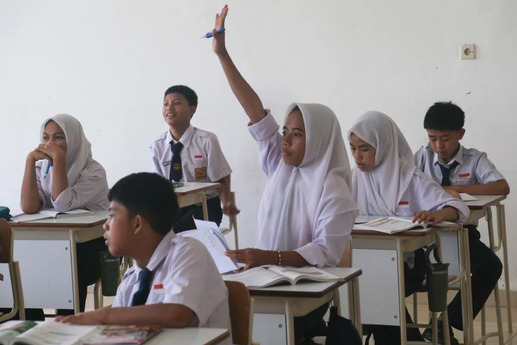 Seorang murid mengajukan pertanyaan kepada guru saat proses belajar mengajar di SRMP 25 Kendari, Sulawesi Tenggara, Selasa (26/5/2026). (Sumber: Antara foto/Andry Denisah/agr)