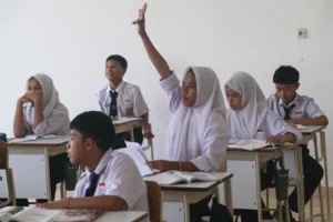 Seorang murid mengajukan pertanyaan kepada guru saat proses belajar mengajar di SRMP 25 Kendari, Sulawesi Tenggara, Selasa (26/5/2026). (Sumber: Antara foto/Andry Denisah/agr)