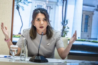 Juru Bicara Kementerian Luar Negeri Yvonne Mewengkang menyampaikan keterangan saat Press Briefing di Kementerian Luar Negeri, Jakarta, Kamis (21/5/2026).