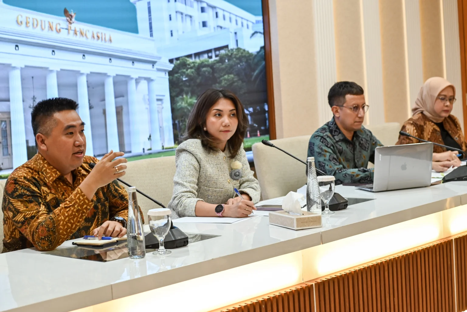 Juru Bicara Kementerian Luar Negeri Yvonne Mewengkang (kedua kiri) dan Vahd Nabyl Achmad (kedua kanan) bersama Direktur Informasi dan Media Hendra Oktavianus (kiri) dan Direktur Pelindungan Warga Negara Indonesia Heni Hamidah (kanan) menyampaikan keterangan pers di Kementerian Luar Negeri, Jakarta, Kamis (16/4/2026). Kementerian Luar Negeri memastikan kondisi Warga Negara Indonesia (WNI) termasuk TNI yang bertugas bersama United Nations Interim Force in Lebanon (UNIFIL) di Lebanon dalam keadaan aman, di tengah eskalasi konflik antara kelompok Syiah dan Hizbullah dan Zionis Israel yang meluas.