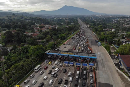Foto udara kepadatan kendaraan keluar Gerbang Tol Ciawi, Bogor, Jawa Barat, Jumat (1/5/2026).