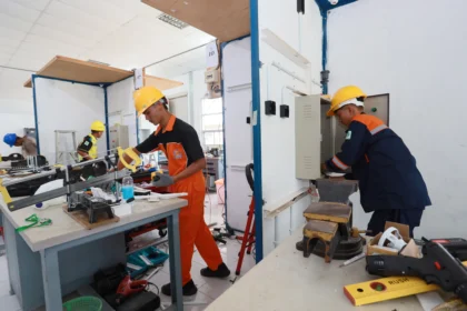 Sejumlah siswa Sekolah Menengah Kejuruan (SMK) melakukan instalasi kelistrikan saat mengikuti uji kompetensi bidang teknik instalasi tenaga listrik pada ajang Lomba Kompetensi Siswa (LKS) SMK tingkat Provinsi Aceh 2026 di Banda Aceh