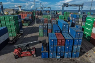 Foto udara proses bongkar muat peti kemas di Pelabuhan Kendari New Port, Kendari, Sulawesi Tenggara, Kamis (30/4/2026). PT Pelindo Terminal Petikemas mencatat kinerja positif 10 Terminal Peti Kemas (TPK) domestik pada Triwulan I 2026 yang mampu melampaui target 100 persen hingga Maret 2026 termasuk TPK Kendari dengan capaian 107,03 persen, meskipun industri logistik global menghadapi tekanan akibat kenaikan biaya energi, gangguan rantai pasok, serta ketegangan geopolitik.