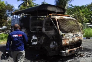 Ketua Komnas HAM Perwakilan Papua Frits Ramandey memeriksa bangkai kendaraan setelah terbakar di Stadion Lukas Enembe, Kabupaten Jayapura, Papua