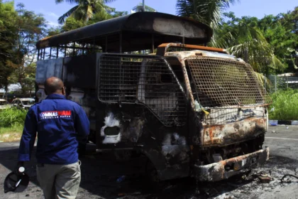 Ketua Komnas HAM Perwakilan Papua Frits Ramandey memeriksa bangkai kendaraan setelah terbakar di Stadion Lukas Enembe, Kabupaten Jayapura, Papua