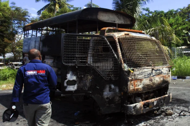 Ketua Komnas HAM Perwakilan Papua Frits Ramandey memeriksa bangkai kendaraan setelah terbakar di Stadion Lukas Enembe, Kabupaten Jayapura, Papua