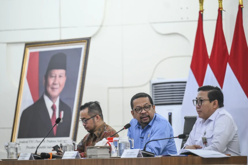 Kepala Badan Komunikasi Pemerintah (Bakom) Muhammad Qodari (tengah) bersama Direktur Jenderal Peternakan dan Kesehatan Hewan Kementan Agung Suganda (kanan) dan Plt Direktur Jenderal Penanggulangan Penyakit Kemenkes Andi Saguni (kiri) memberikan keterangan pers di Kantor Bakom, Jakarta, Rabu (13/5/2026).
