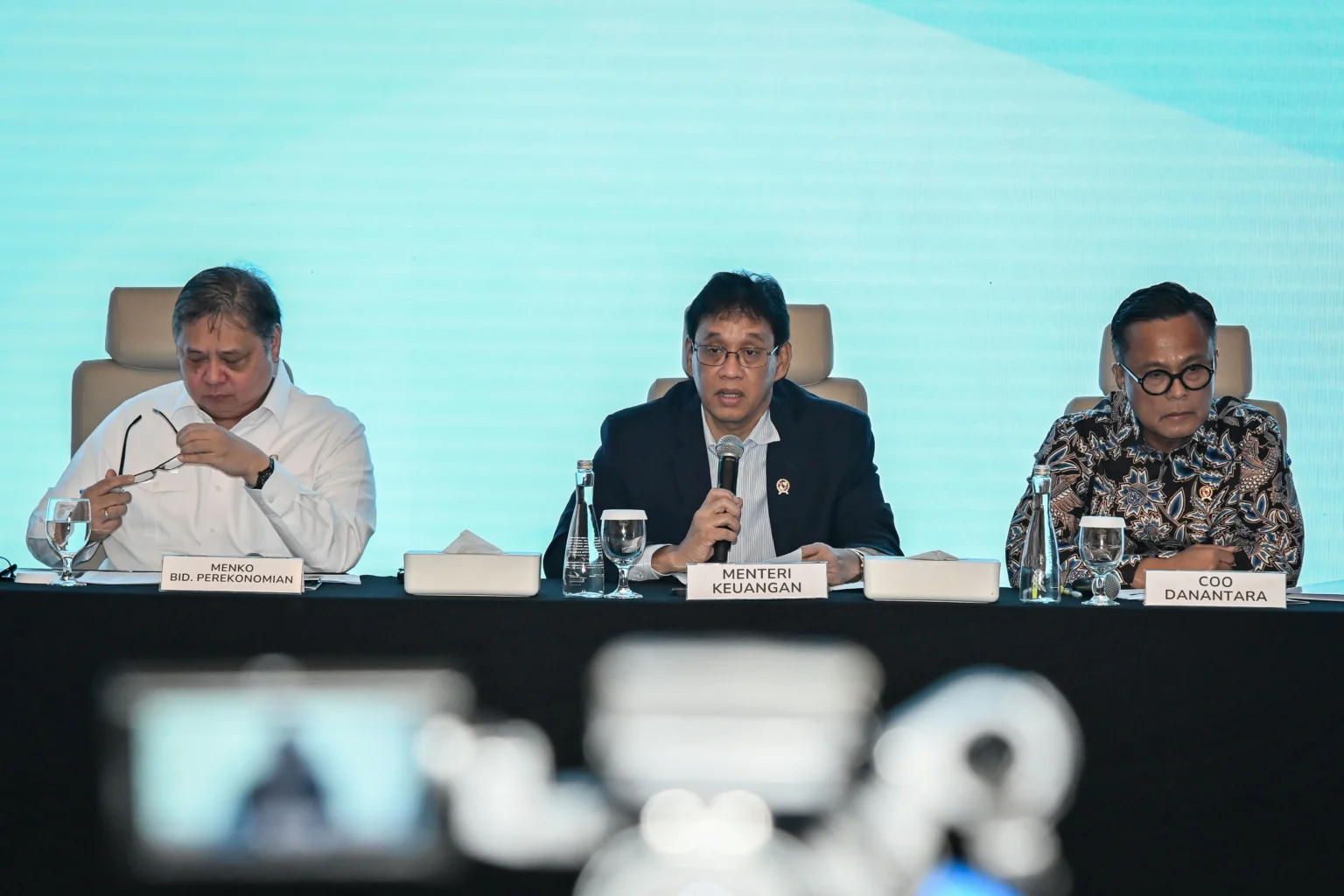 Menko Perekonomian Airlangga Hartarto (kiri) bersama Menkeu Purbaya Yudhi Sadewa (tengah) dan Chief Operating Officer (COO) Danantara sekaligus Kepala BP BUMN Dony Oskaria (kanan) menyampaikan Konferensi Pers Persiapan Operasional PT Danantara Sumberdaya Indonesia di Wisma Danantara, Jakarta, Minggu (31/5/2026).
